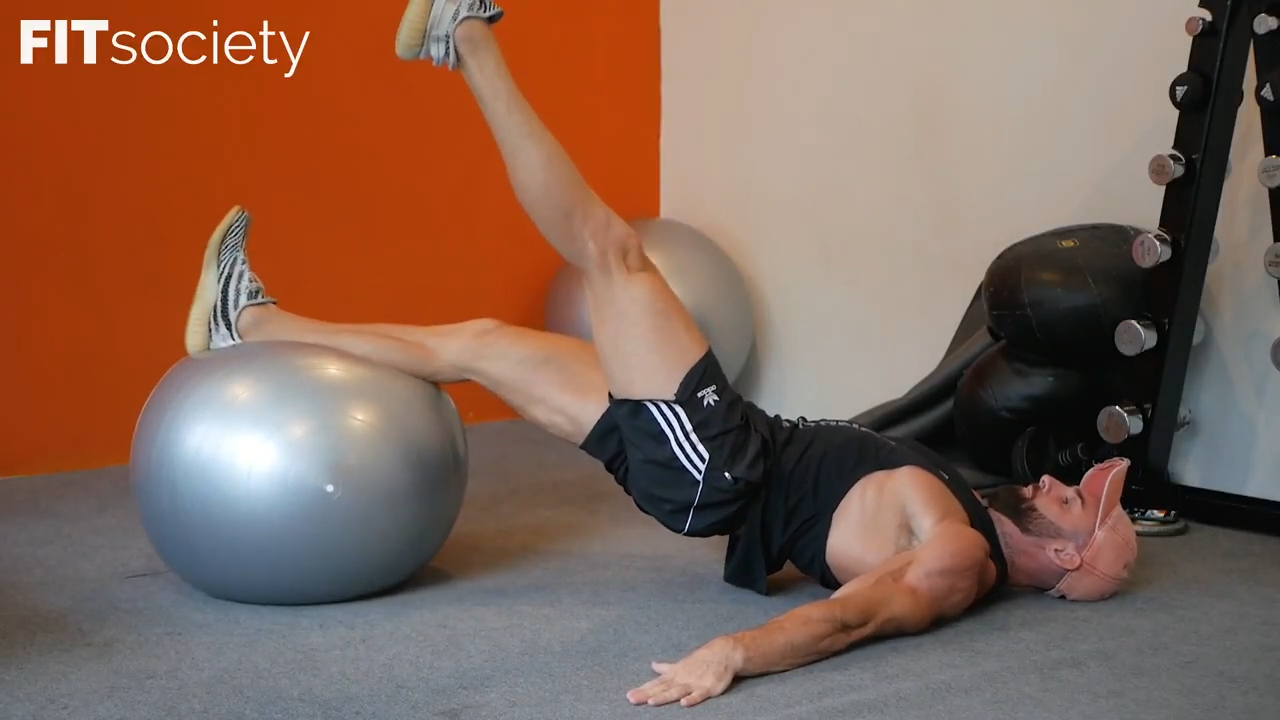Curl des ischio-jambiers sur ballon de stabilité – une jambe