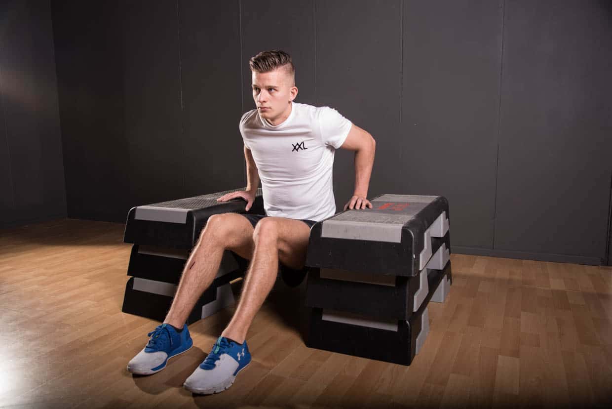 Dips pour les pectoraux, genoux fléchis entre deux bancs