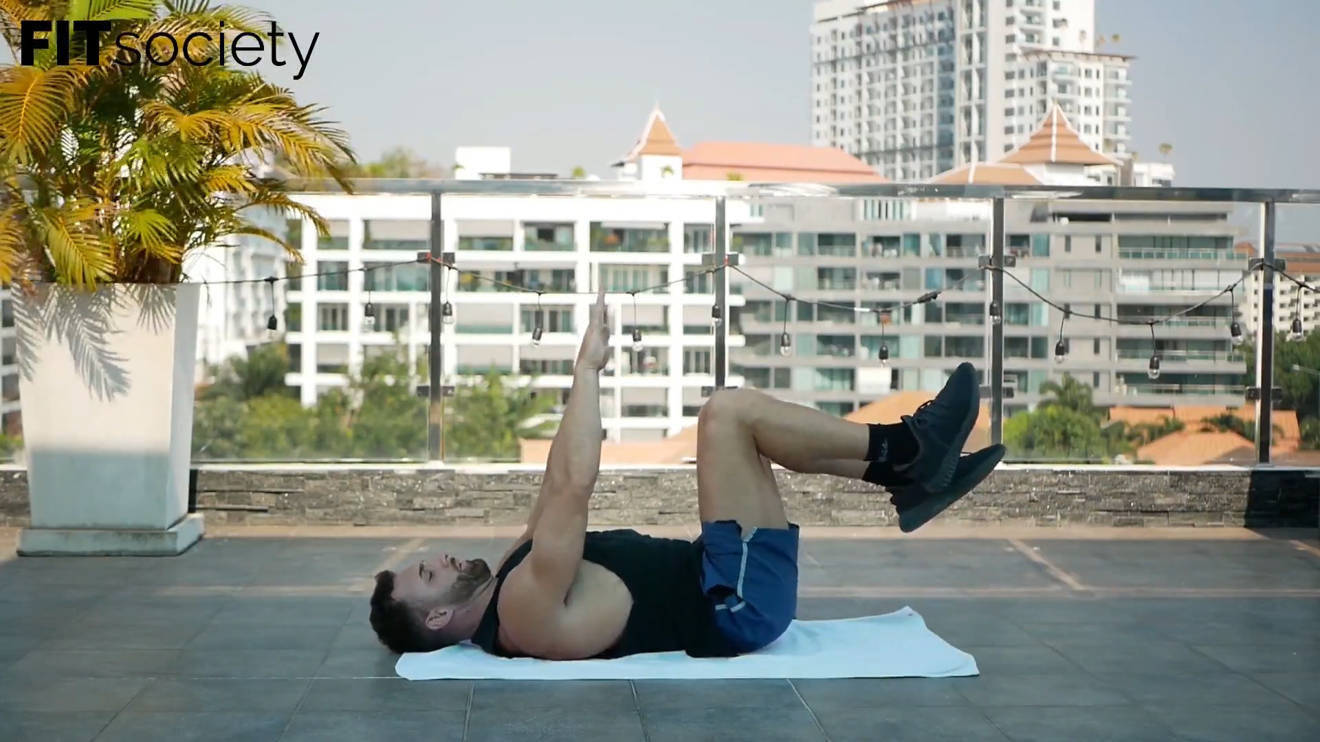 Extension des bras et des jambes en position allongée sur le dos