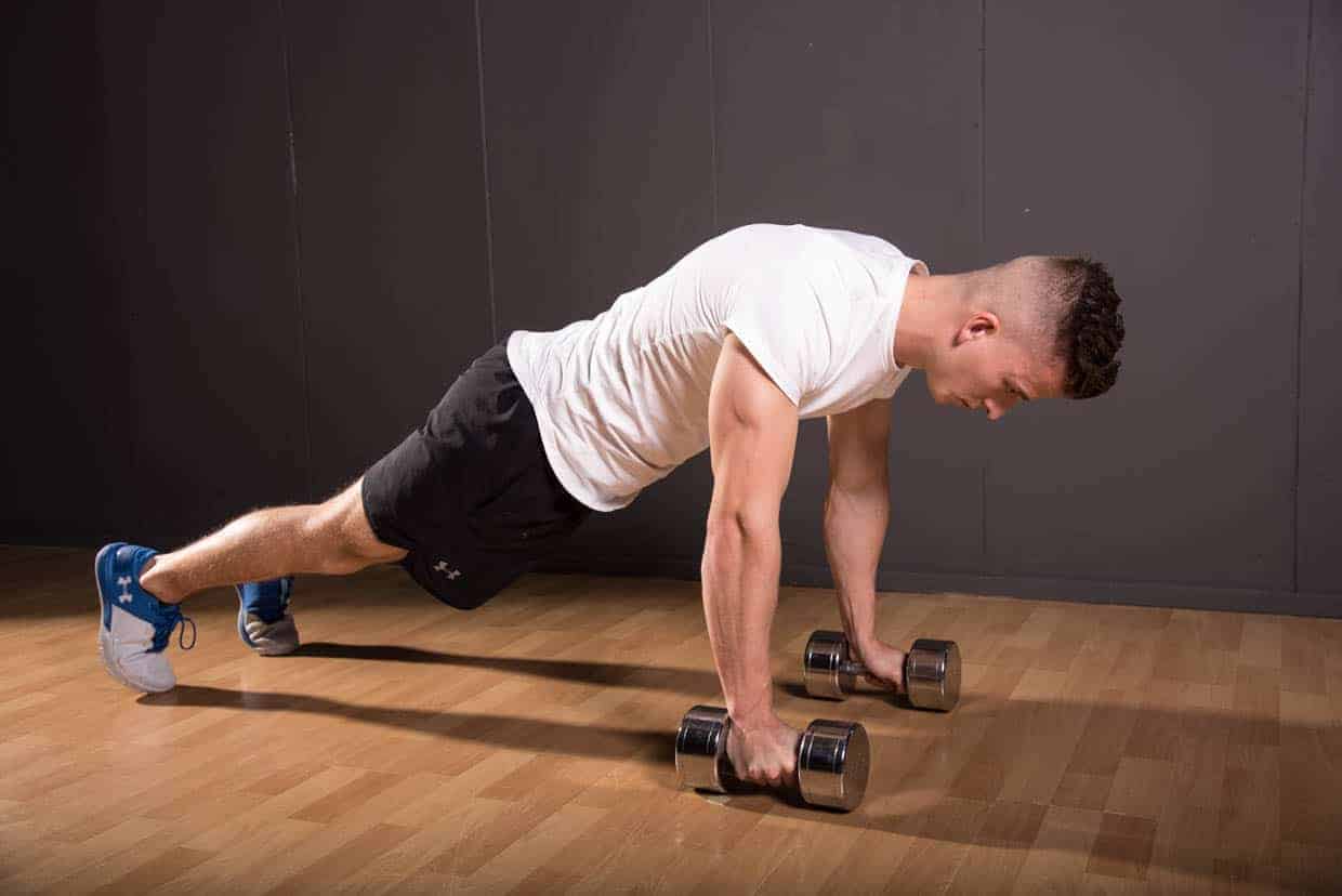 Flexiones con mancuernas