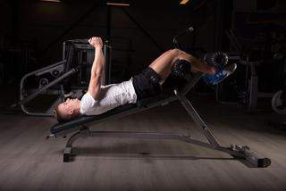 Abdominal declinado con peso (brazos extendidos)