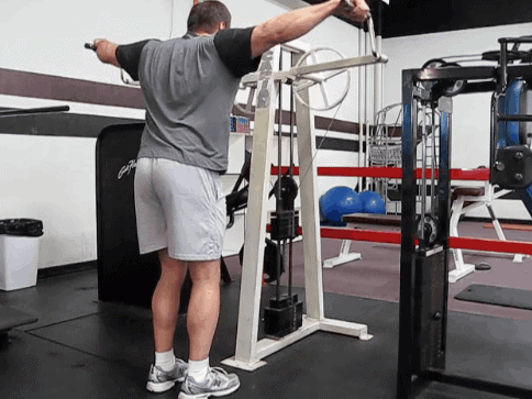 Elevación lateral en máquina con brazos extendidos