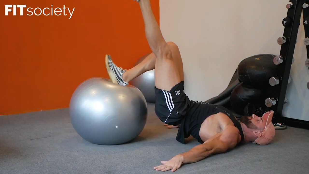 Curl des ischio-jambiers sur ballon de stabilité – une jambe