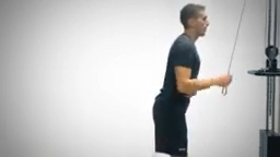 Extension des triceps à la poulie avec prise neutre