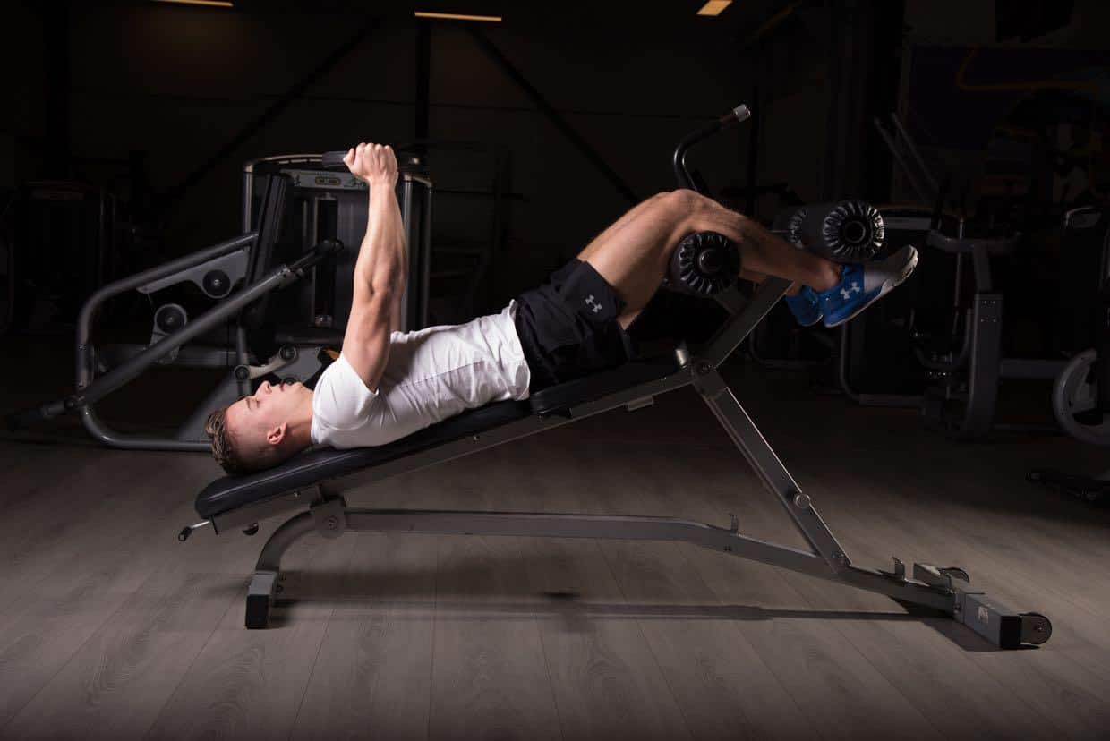 Abdominal declinado con peso (brazos extendidos)