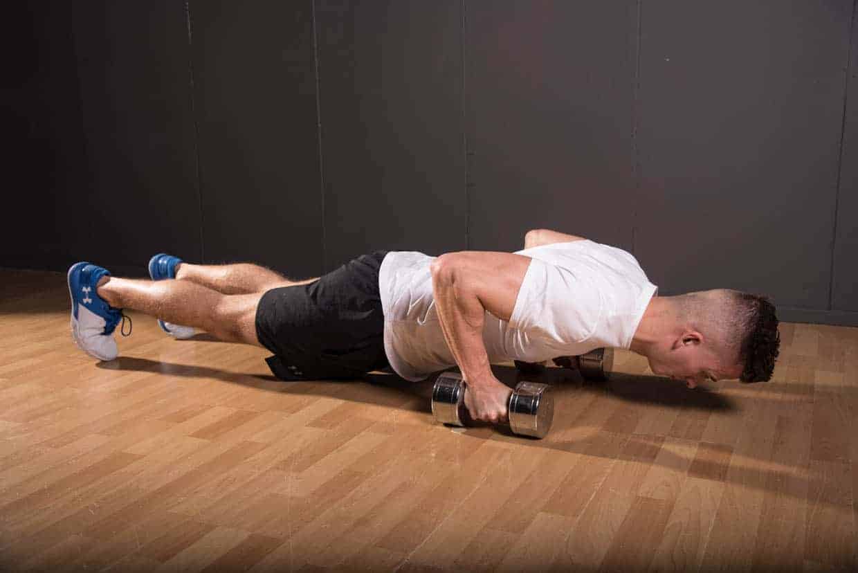 Flexiones con mancuernas