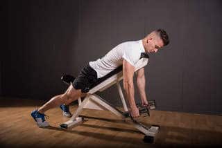 Rowing allongé avec haltères