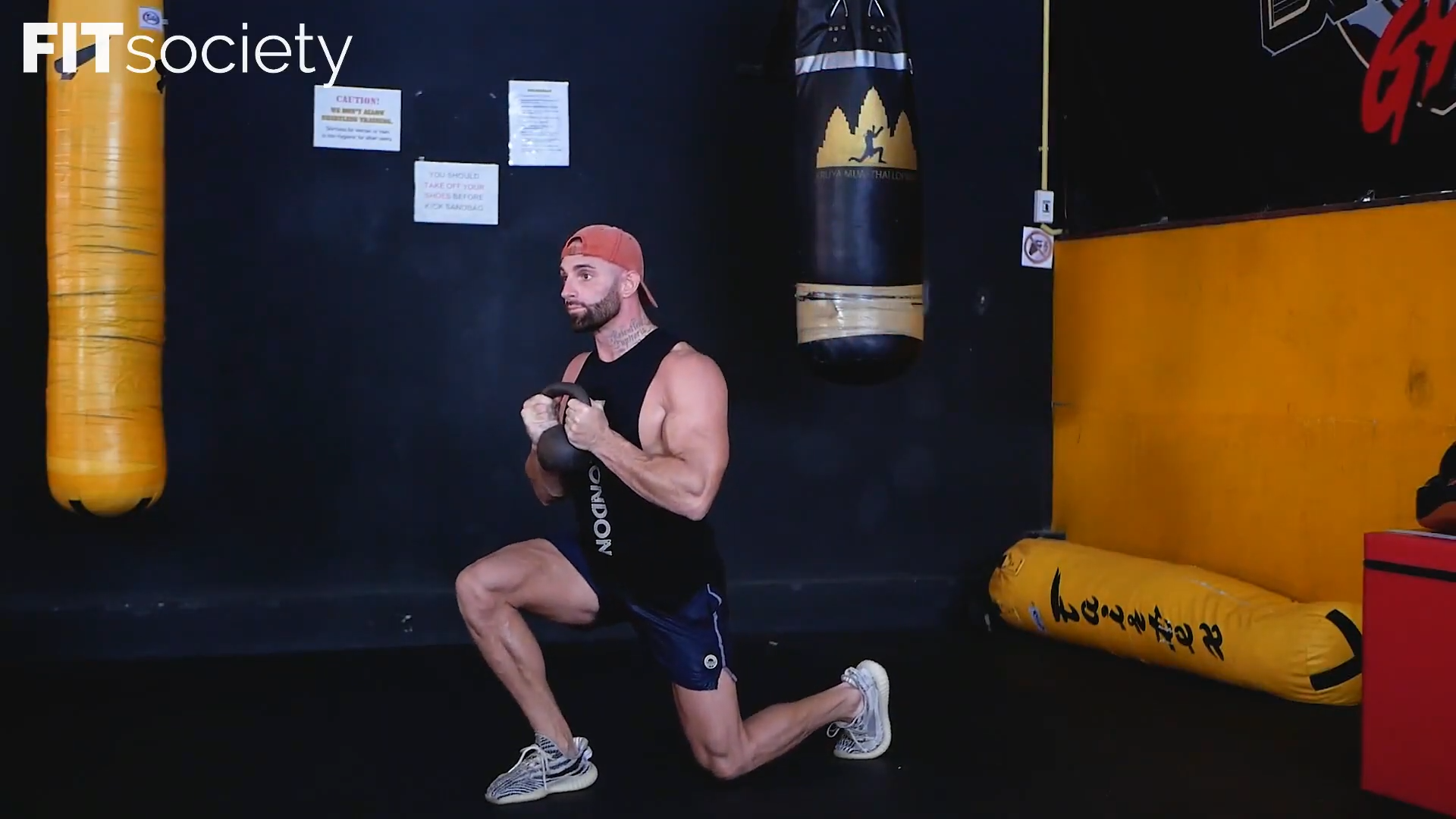 Zancada con kettlebell