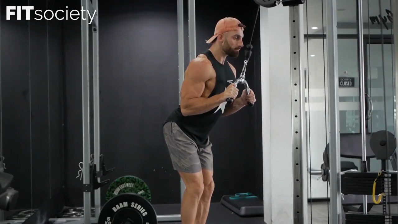 Extensión de tríceps con barra en V