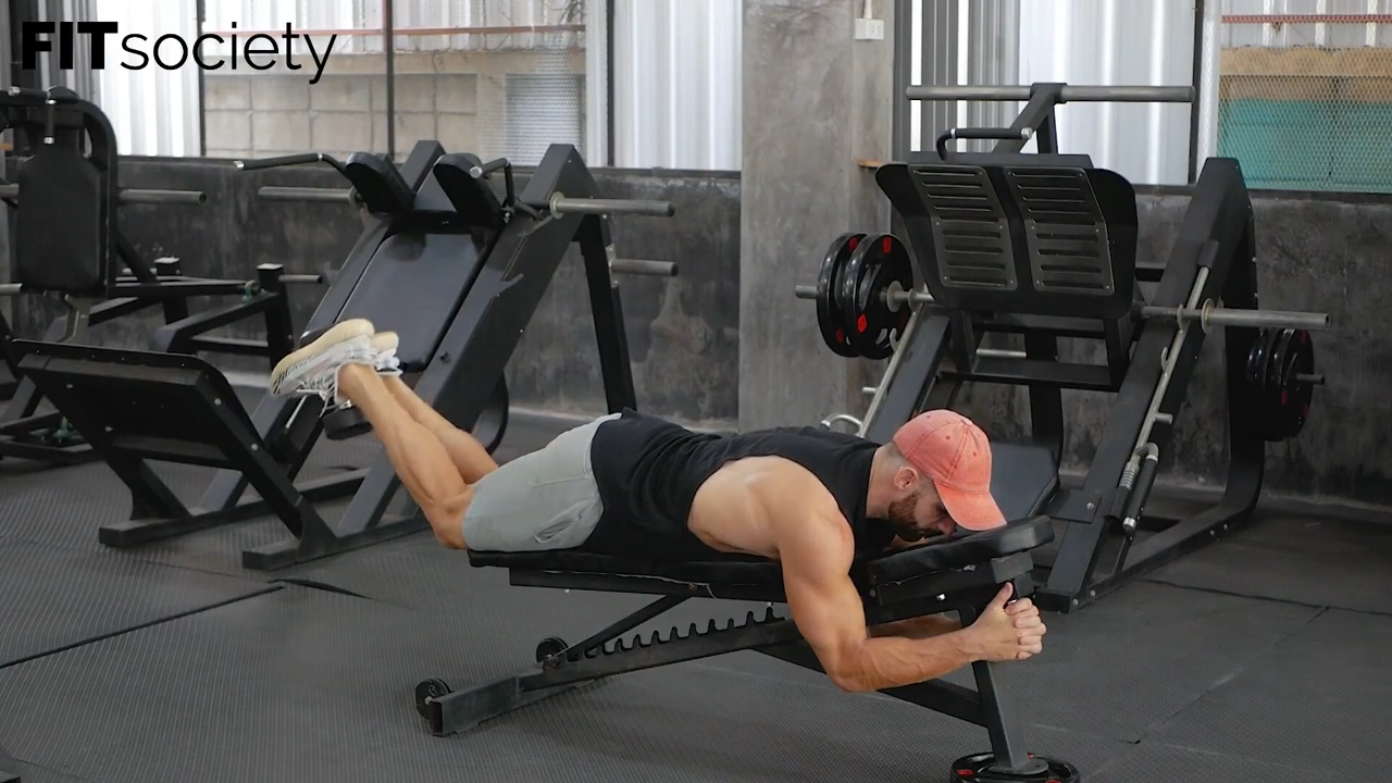 Curl femoral tumbado con mancuerna