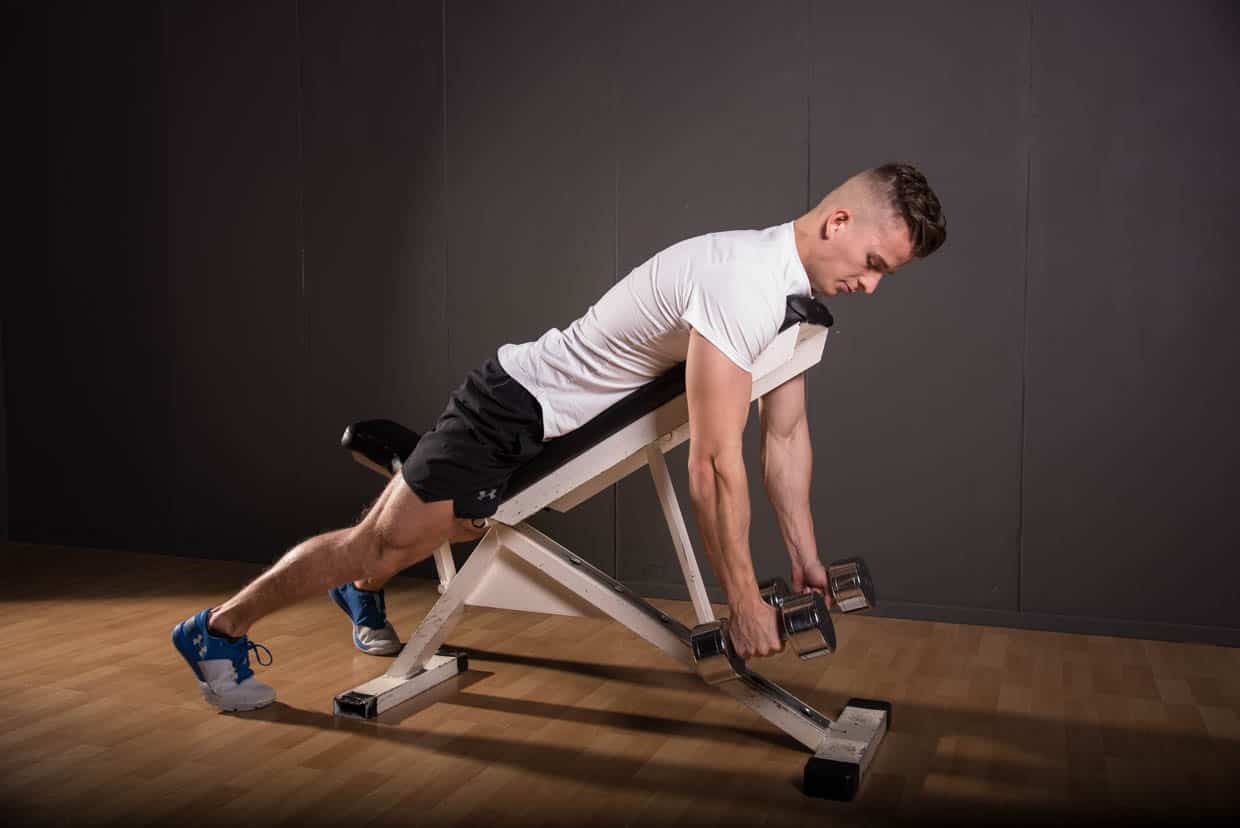 Rowing allongé avec haltères
