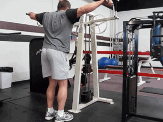 Elevación lateral en máquina con brazos extendidos