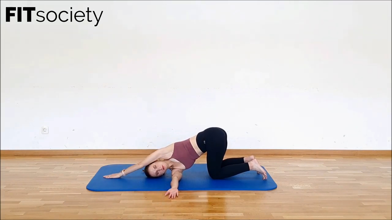 Estiramiento lateral con alcance por encima de la cabeza