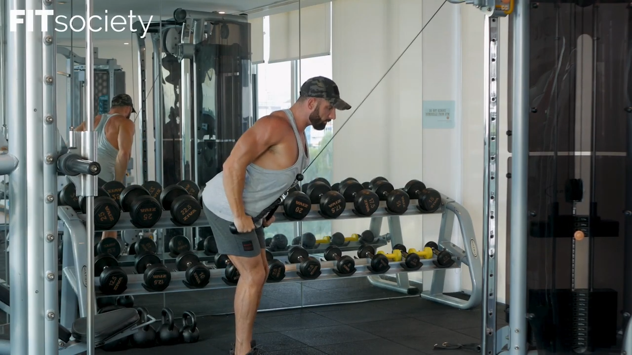 Extension des triceps à la corde à la poulie