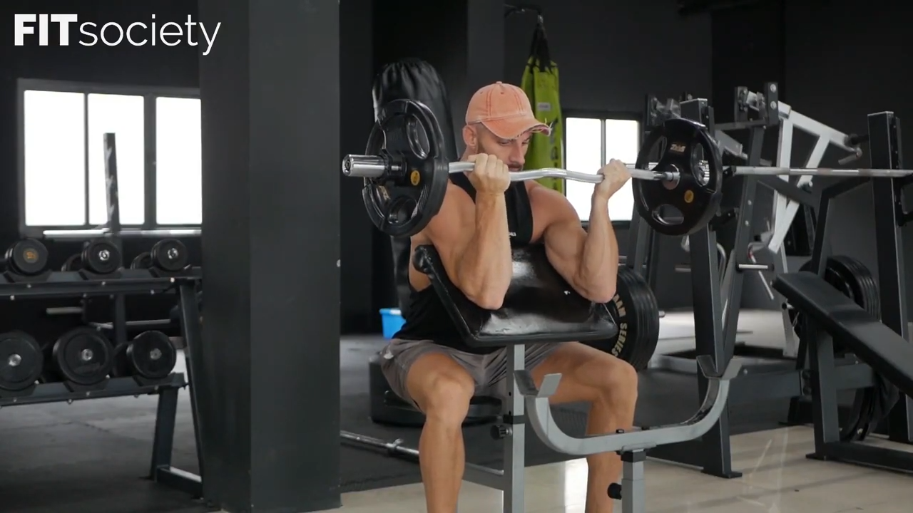 Curl au pupitre avec barre EZ
