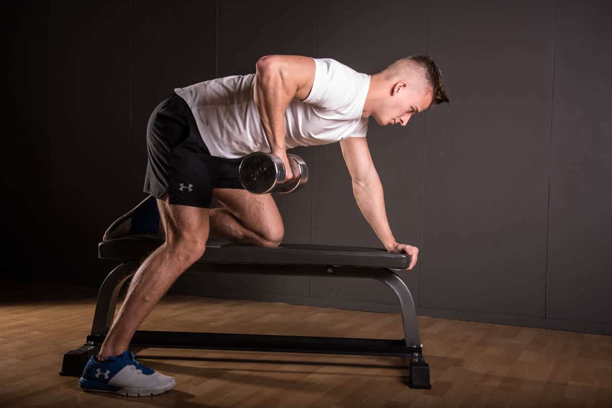 Rowing haut avec haltères