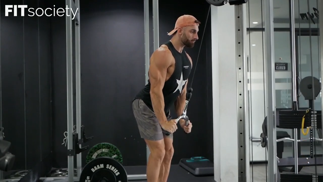 Extensión de tríceps con barra en V