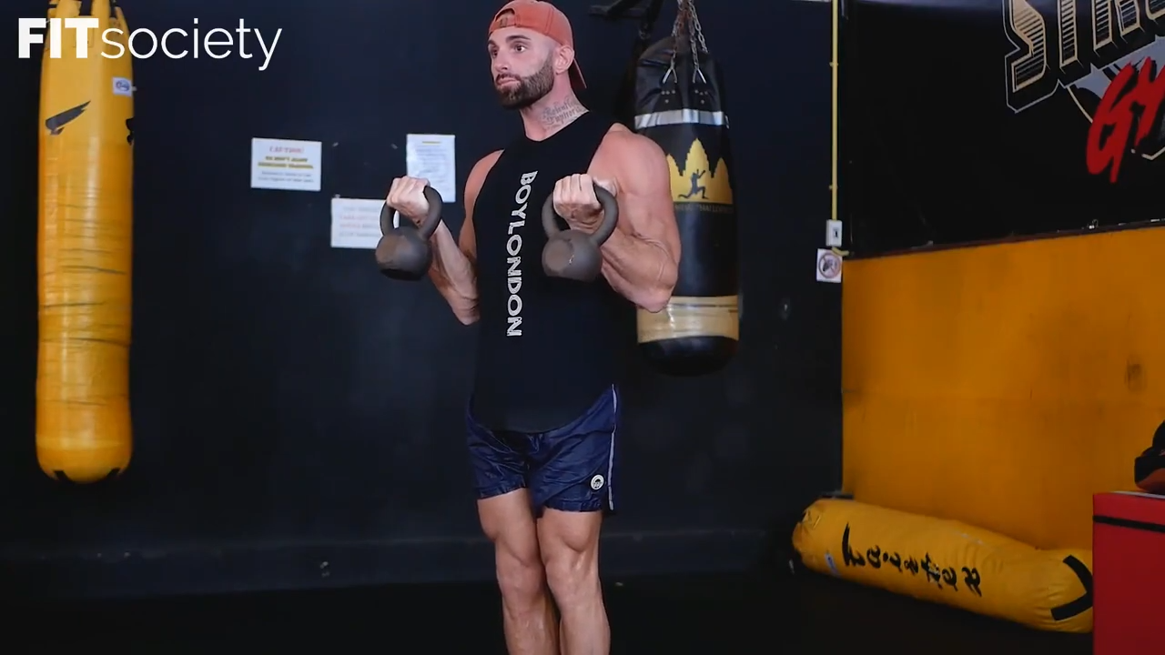 Curl de bíceps con kettlebell