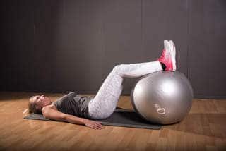 Curl de piernas con balón de estabilidad