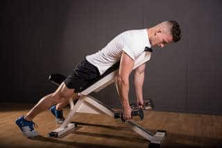 Curl inverso con mancuernas en banco inclinado, tumbado boca abajo